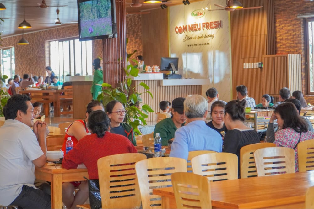 Với không gian rộng rãi và linh hoạt, nhà hàng còn có thể phục vụ các bữa ăn gia đình, tiệc nhóm, sự kiện lớn nhỏ